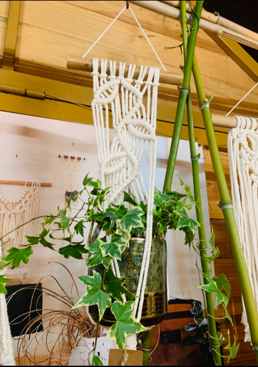 Atelier Plumbago - Suspension florale feuilles sur tige en macramé