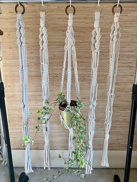 Atelier Plumbago - suspension florale en macramé