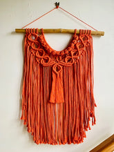 Charger l&#39;image dans la galerie, Suspension murale &quot;collier de roses&quot; en fils de coton
